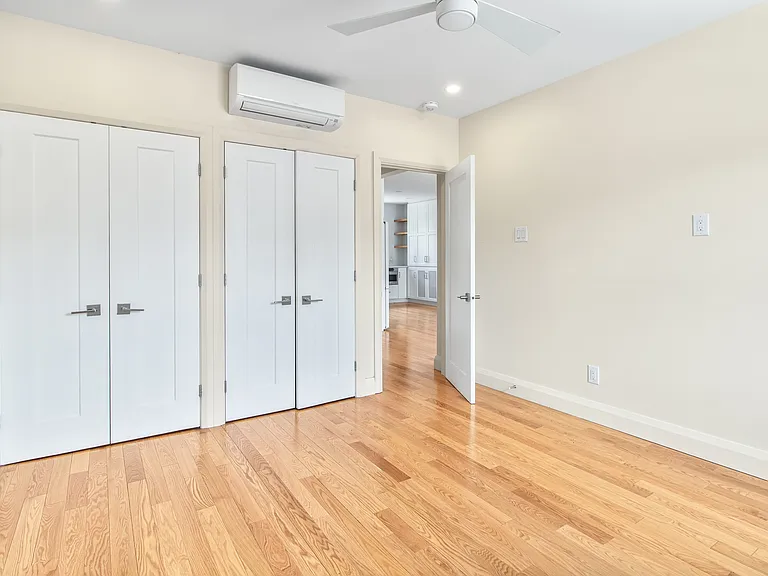 371 Churchill Ave N — Photo 10