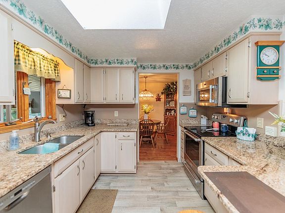 4th image of 824 Strowbridge Dr