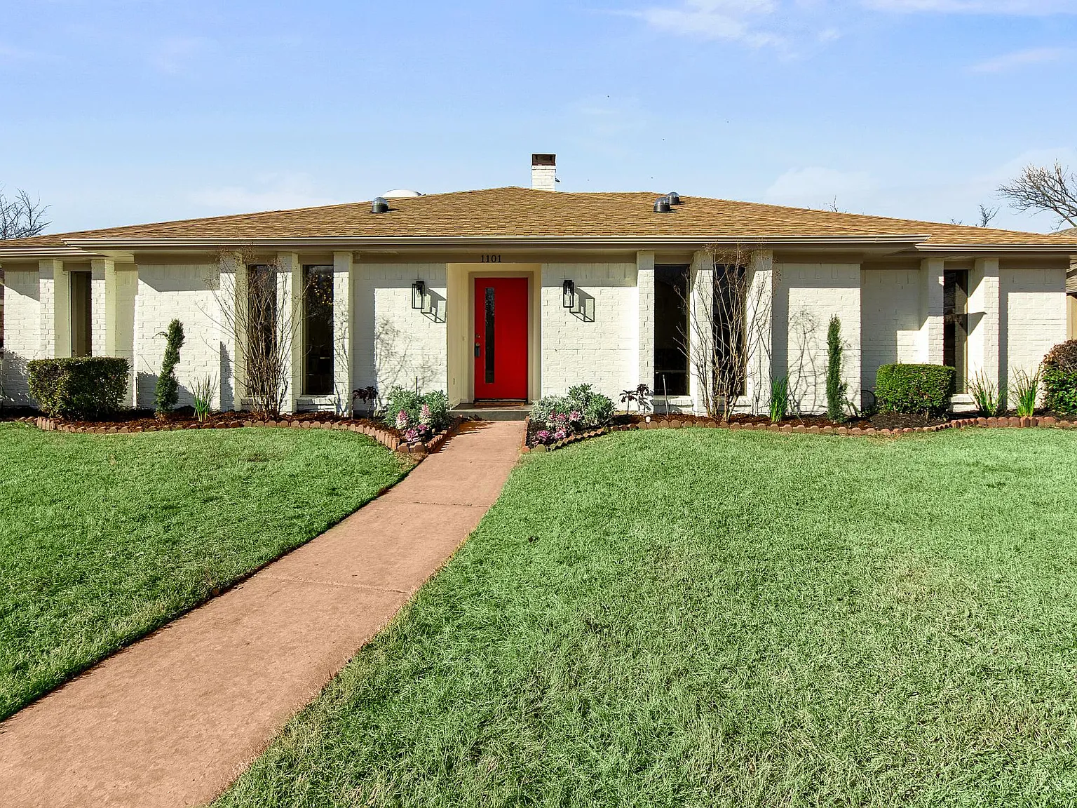 1101 N Park Dr — Photo 1