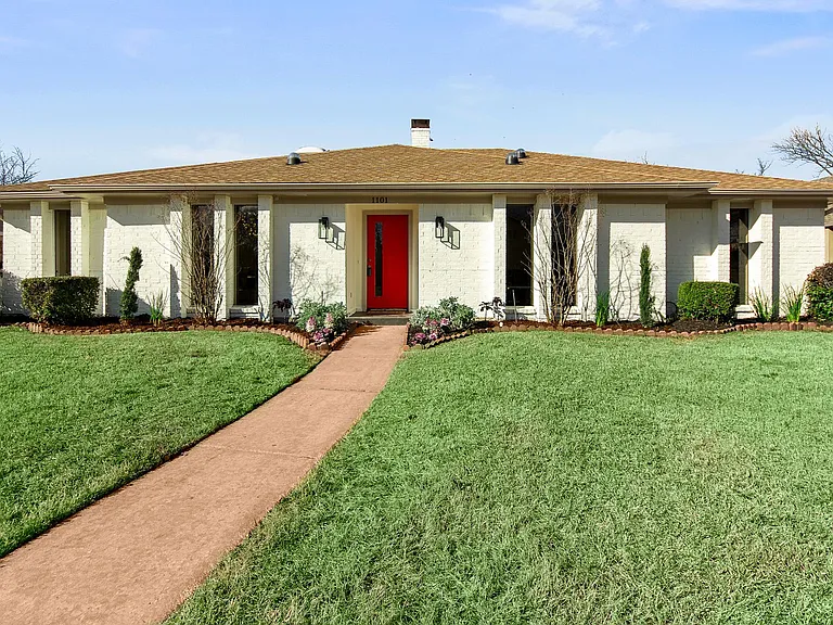 1101 N Park Dr — Photo 1