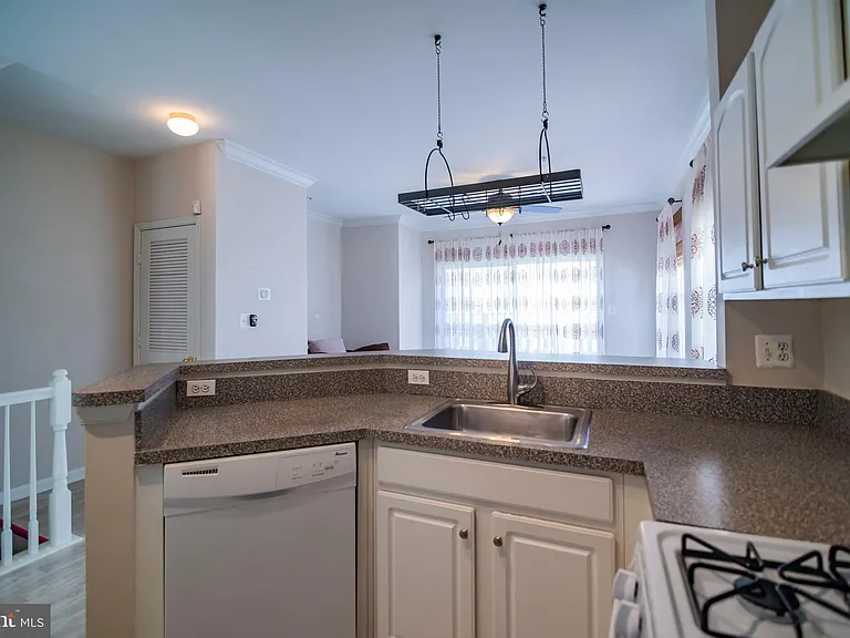 21785 Jarvis Sq — Photo 18