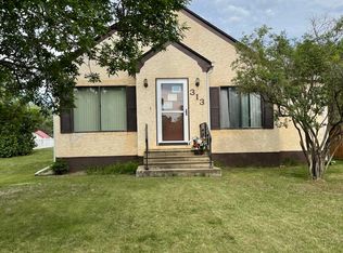 313 4th St NE, Watford City, ND 58854