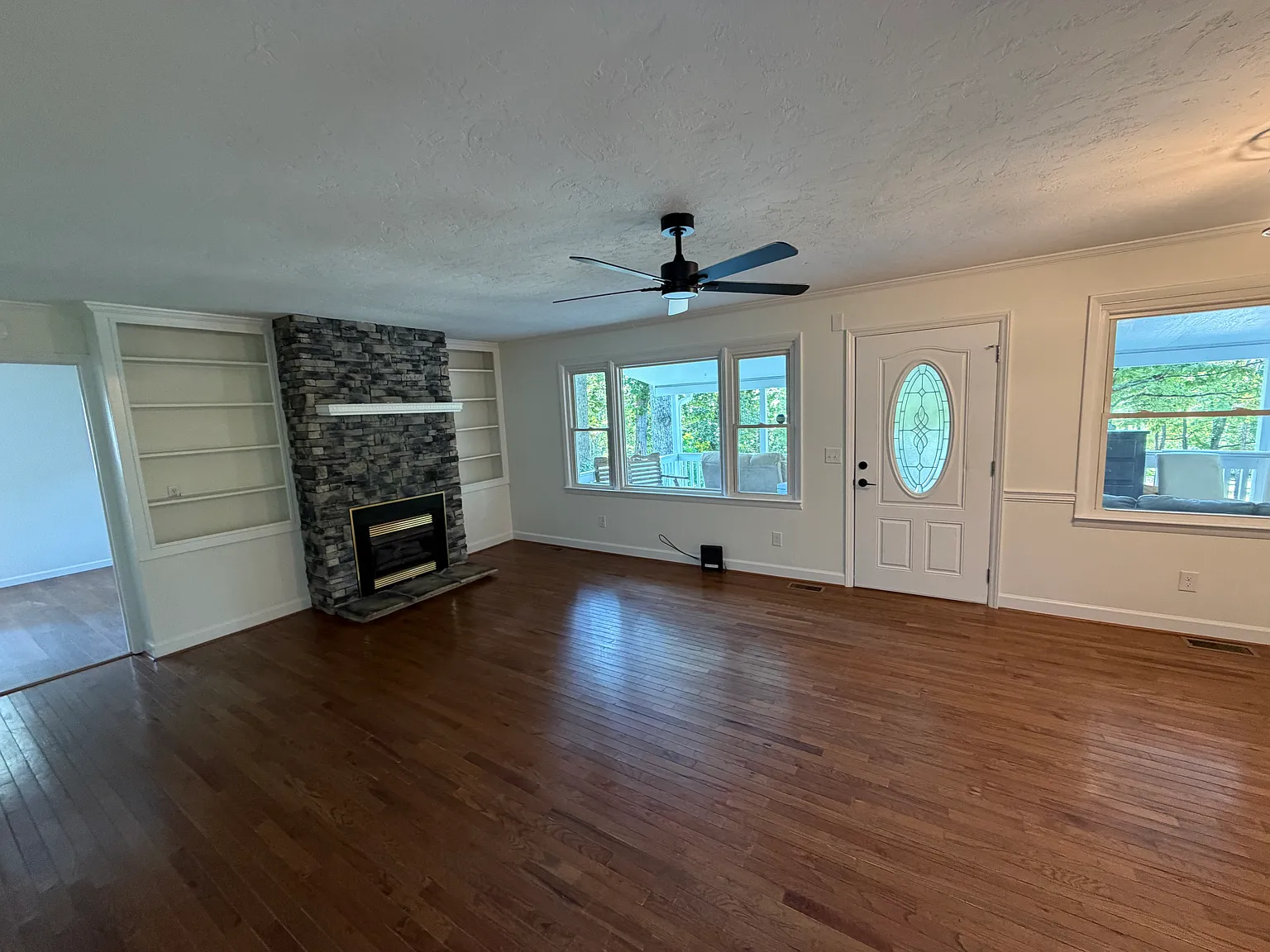 3 bed, 1404 sqft, $2,400 — Photo 2