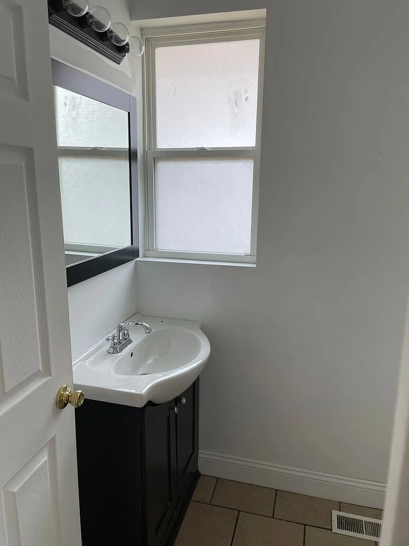 3 BD home south of downtown — Photo 4