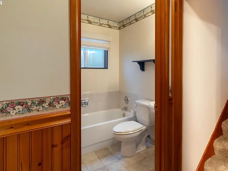 820 NW Cascade Ct #1 — Photo 8
