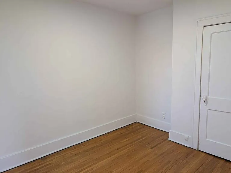1091 Gladstone Ave — Photo 5