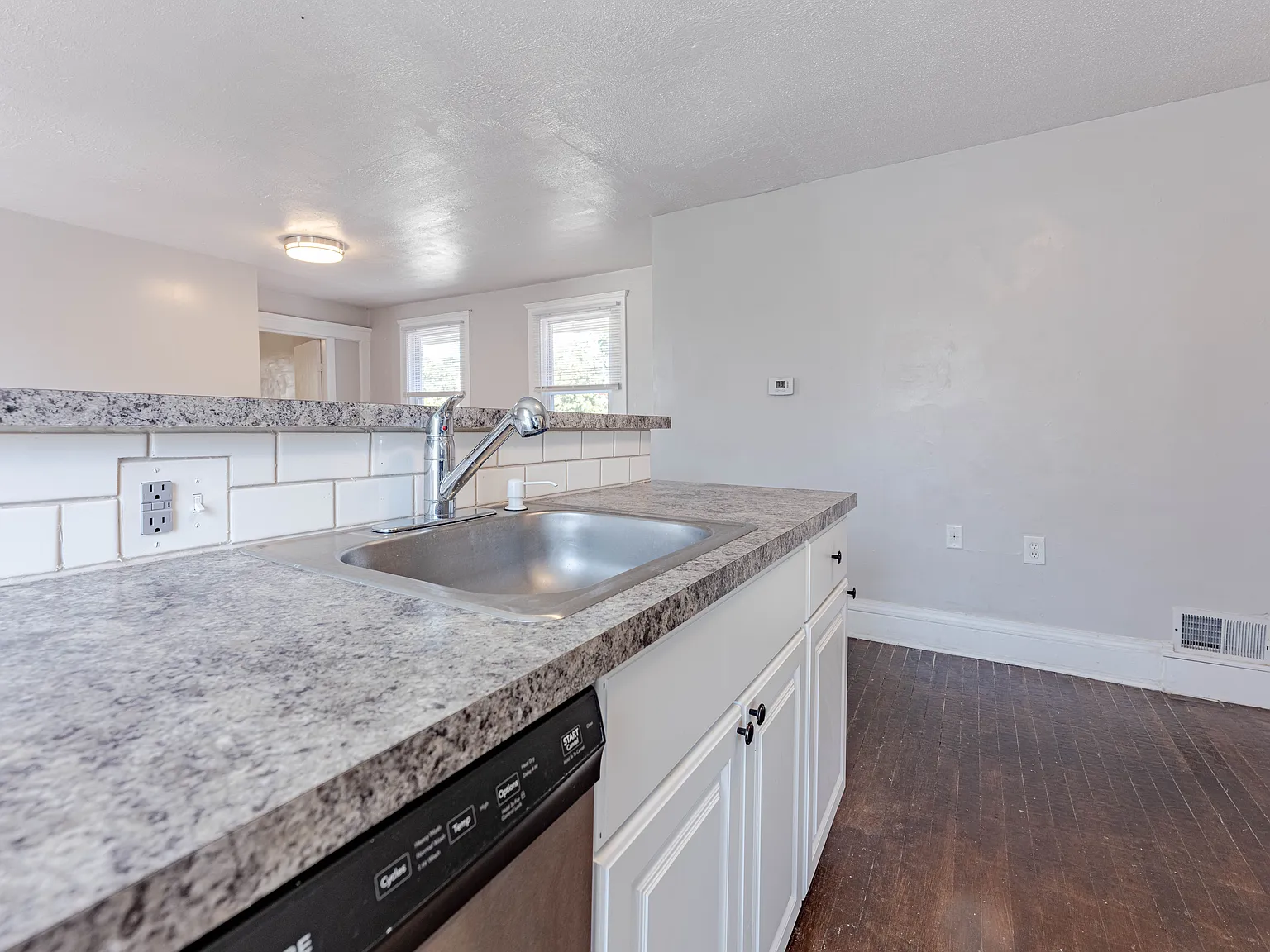 3 bed, 1255 sqft, $2,495 — Photo 2