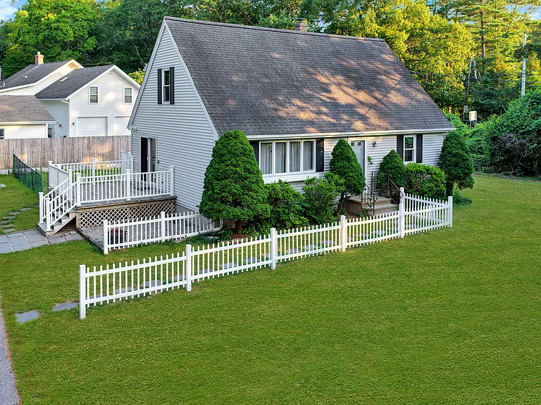 208 Winnapaug Rd — Photo 1