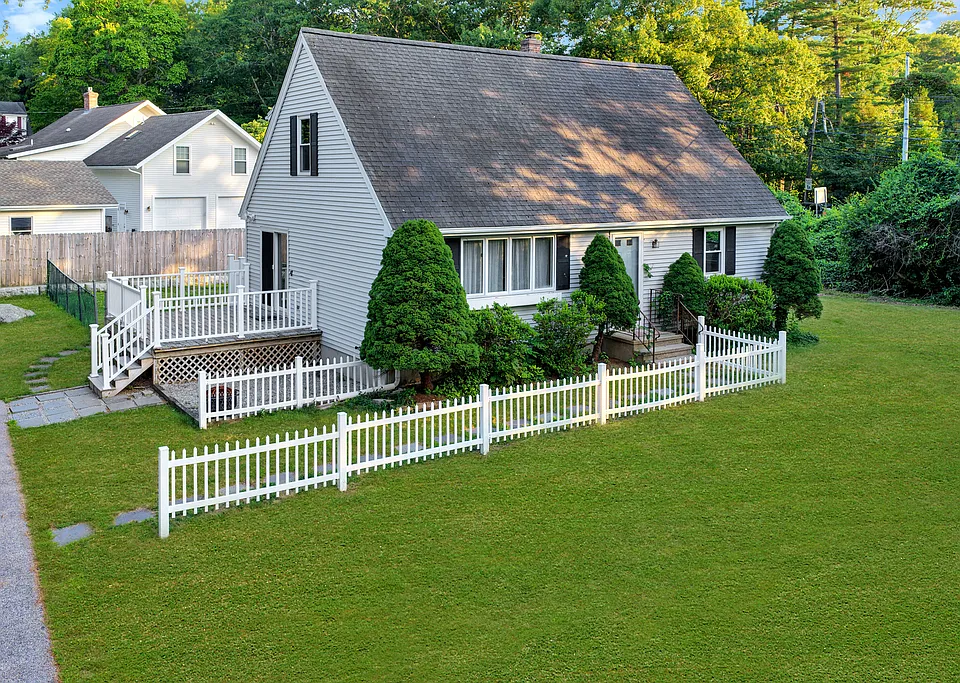 208 Winnapaug Rd