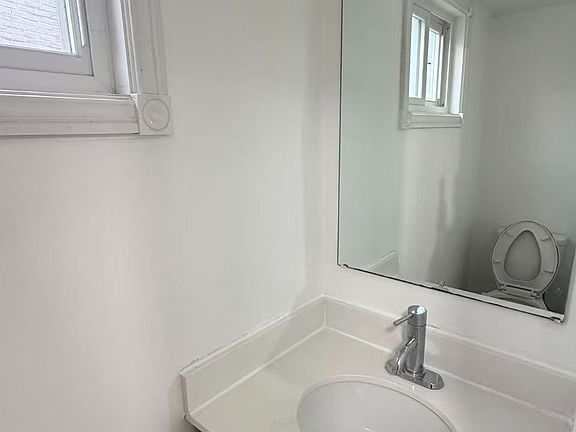 4th image of 8 Fullerton Cres