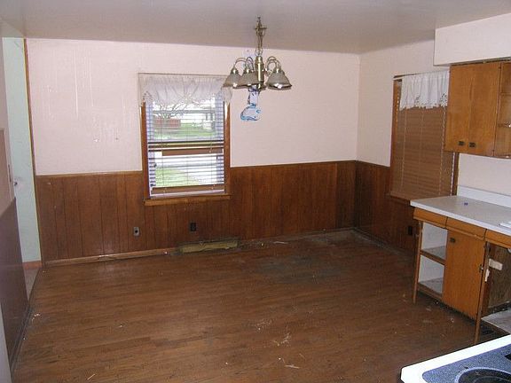 4th image of 430 Barron St