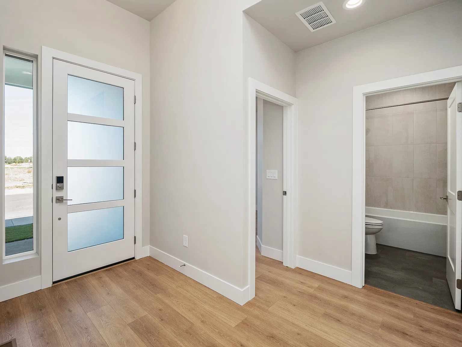 3 bed, 2050 sqft, $2,950 — Photo 4