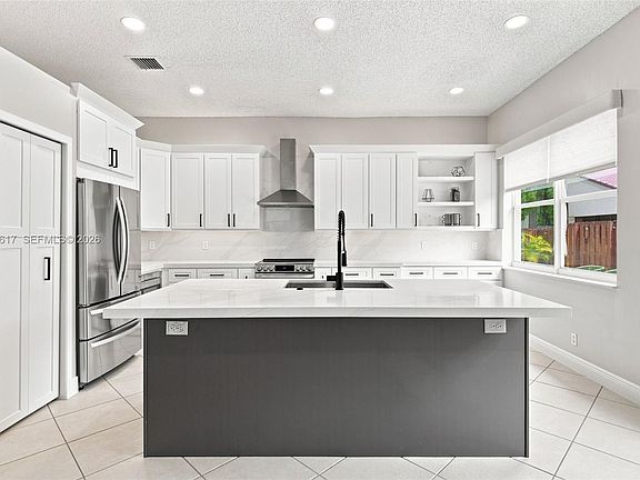 5th image of 1521 SW 194th Ter