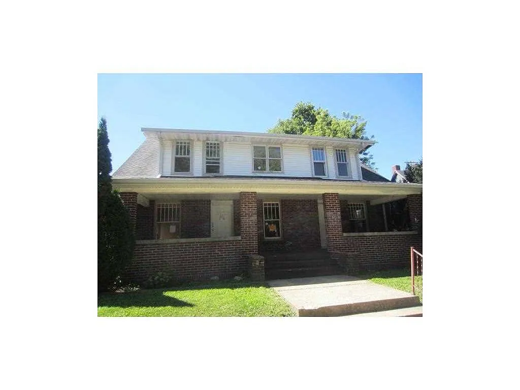 103 W College St photo 1