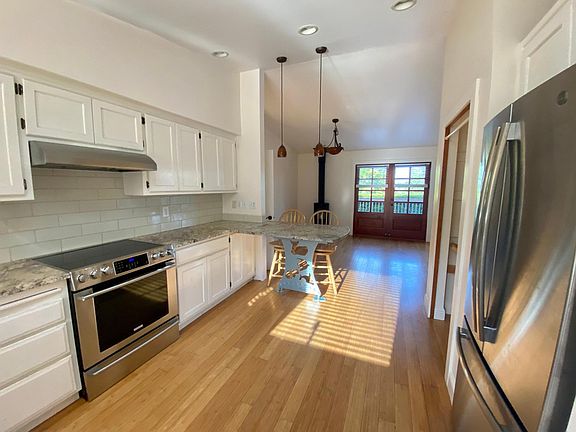 2nd image of 275 Marguerite Pl