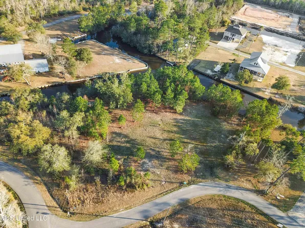 2013 Bonney Dr #114, Bay Saint Louis, MS 39520