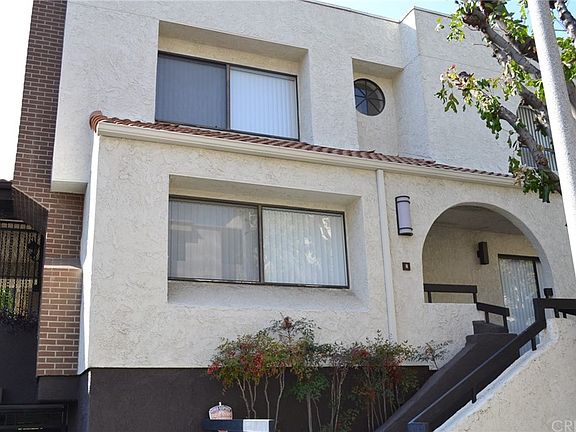 2nd image of 21620 Burbank Blvd Unit 8