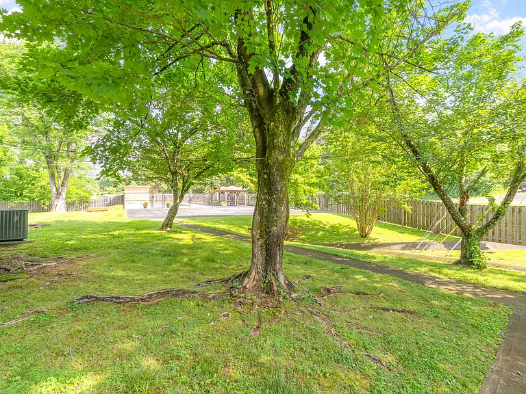 118 Ladbrook Ln #0 — Photo 22
