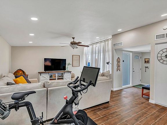 3rd image of 1016 E Larkspur Ln