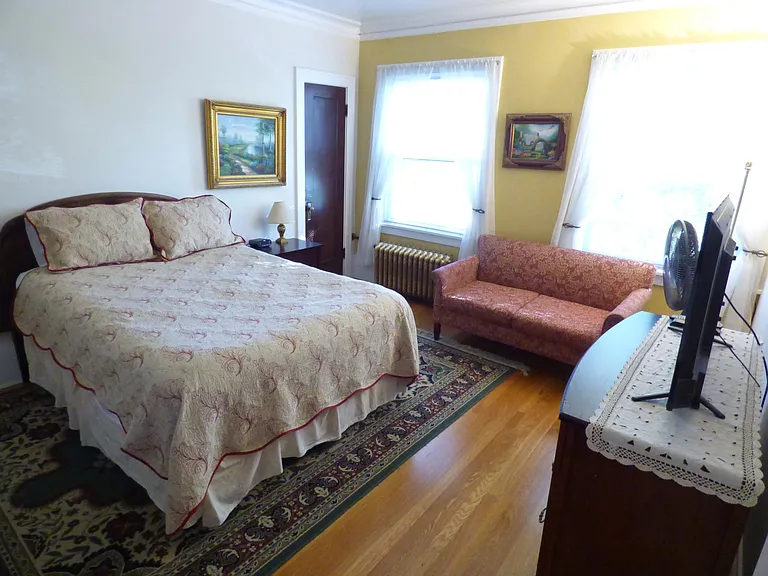 300 sq ft bedroom shown with furniture.