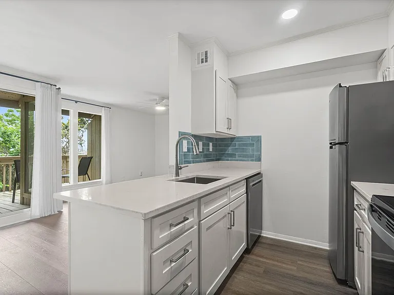 2024 Sea Cliff Dr N — Photo 4