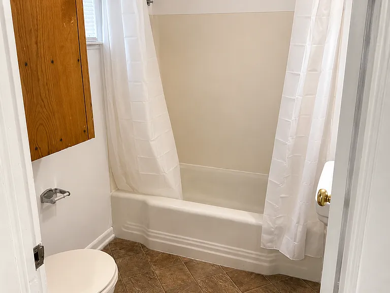 212 E Adams St #1 — Photo 3