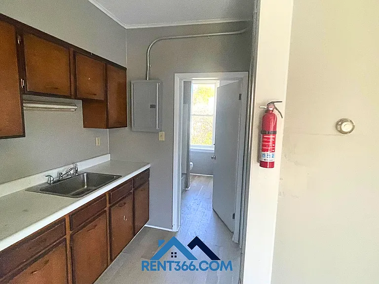 101 N George St — Photo 6