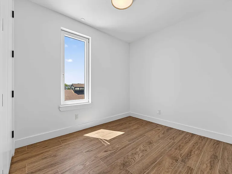 363 Hawthorne St #4E — Photo 8