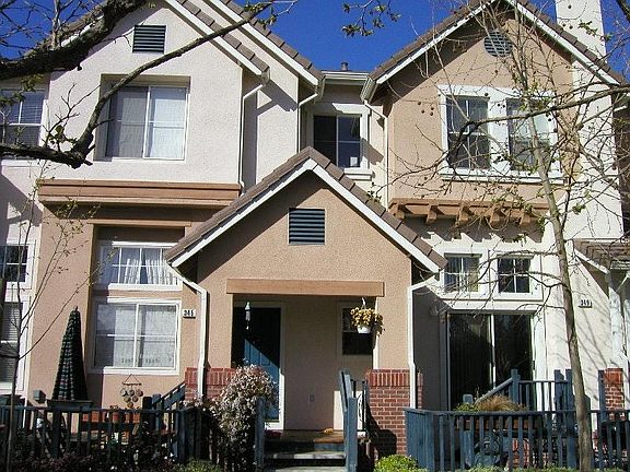Beautiful townhouse facing park
