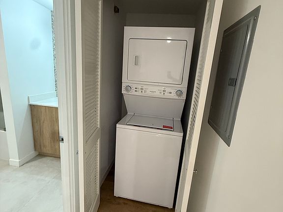 2nd image of 222 N Manhattan Pl #301