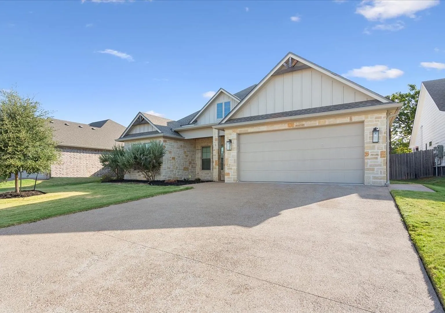 Executive 4 Bedroom home that feels brand new! — Photo 2
