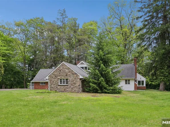 25 Carnot Ave, Woodcliff Lake, NJ 07677