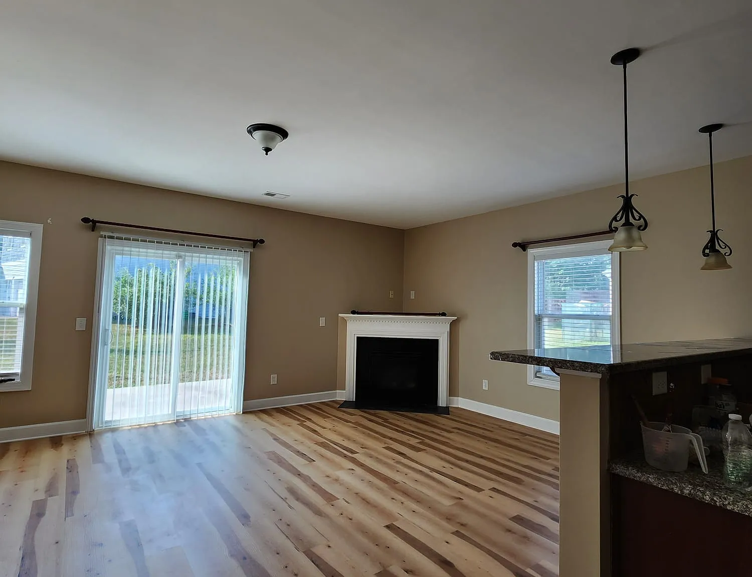 5 bed, 3.5 bath, 2800 sqft, $2,990 — Photo 2