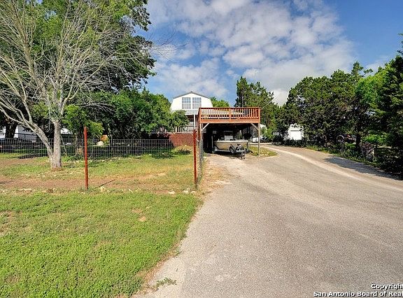 3rd image of 411 LAKE PARK LOOP