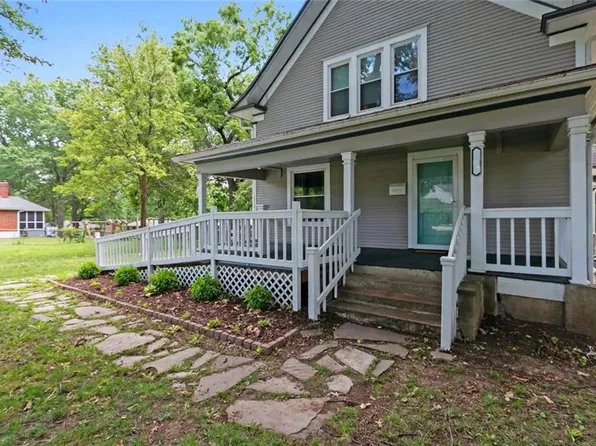 215 W Walnut St, Belton, MO 64012