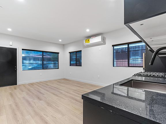 5th image of 132 Robinson St #1/2