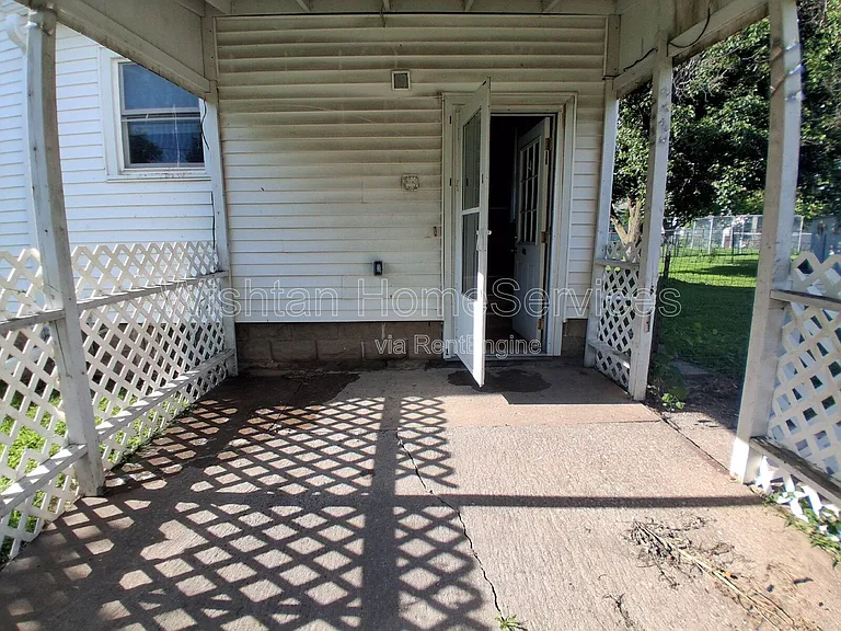 701 N E St — Photo 28