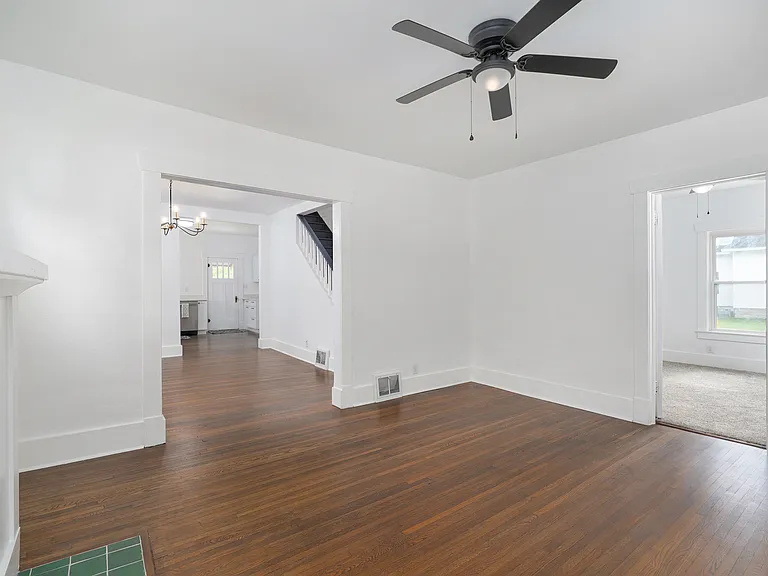 412 E Walker St — Photo 11