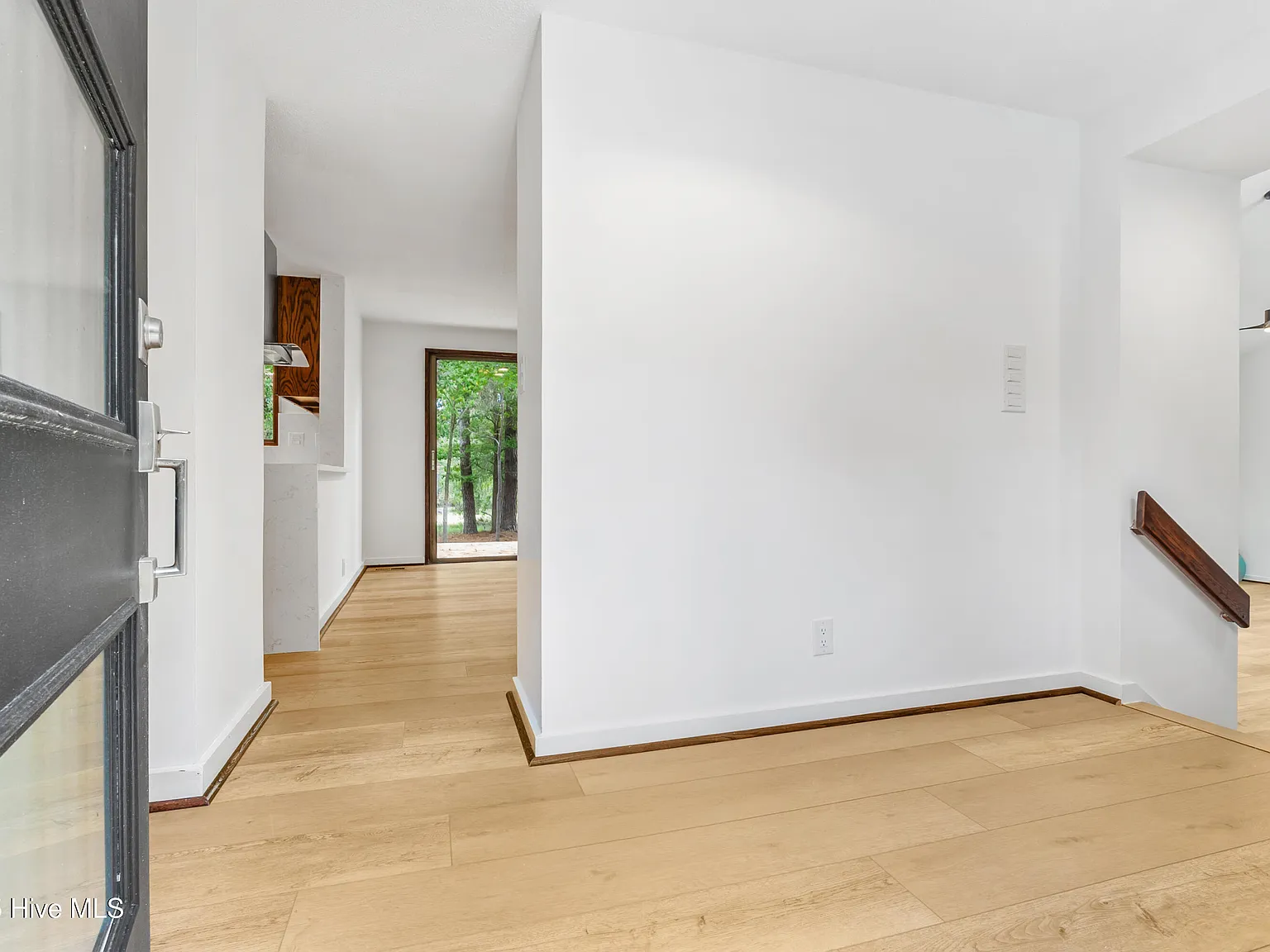 3 bed, 2.0 bath, 1930 sqft, $2,500 — Photo 2
