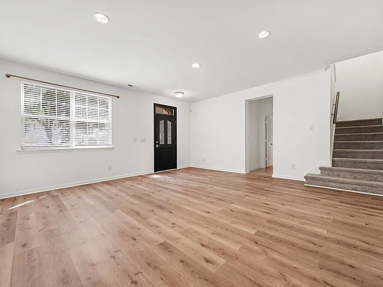 508 Ashburn Ln — Photo 6