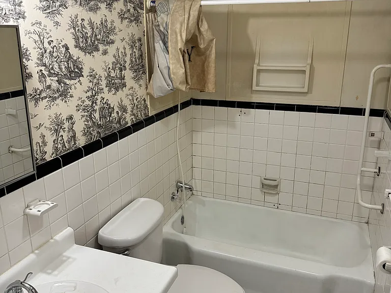 125 Hurt Ave W — Photo 9