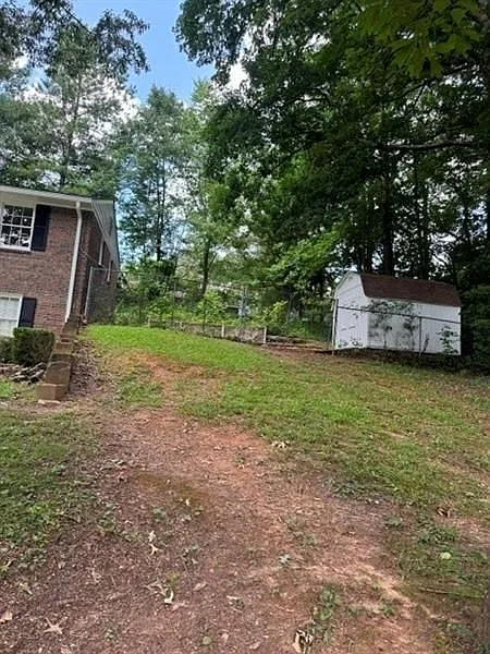 5 bed, 2.0 bath, 2240 sqft, $2,100 — Photo 2