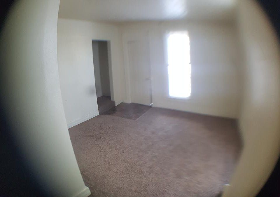 Kitchen with washer and dryer hookups