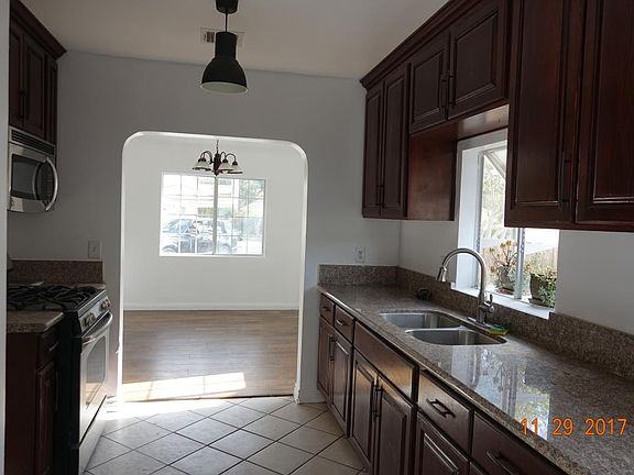 3rd image of 7531 Owensmouth Ave