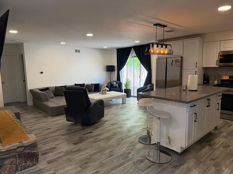 22118 Saticoy St — Photo 5