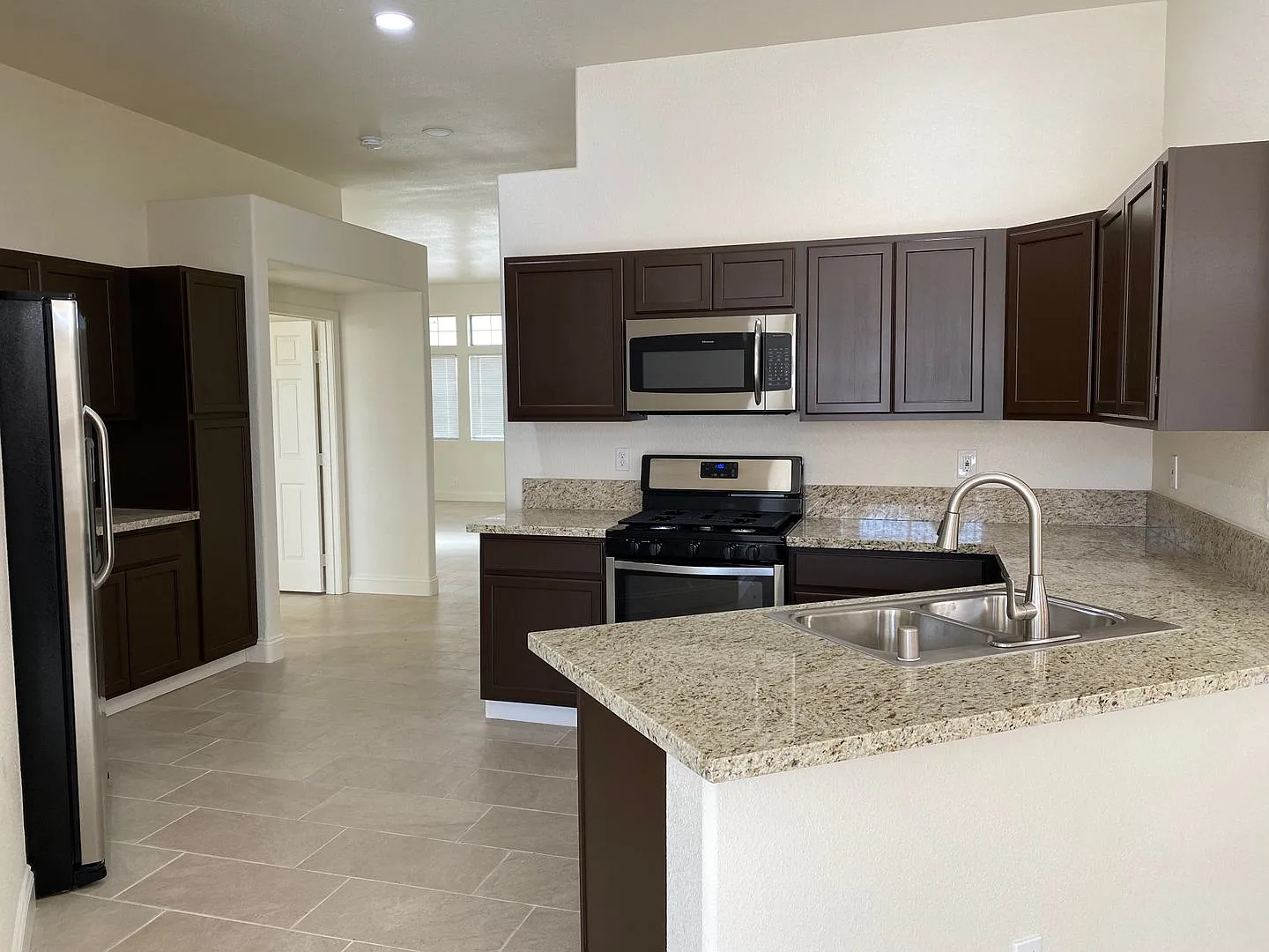 Single Story, 3 Bedroom, 3 Car Garage. 89156 — Photo 3