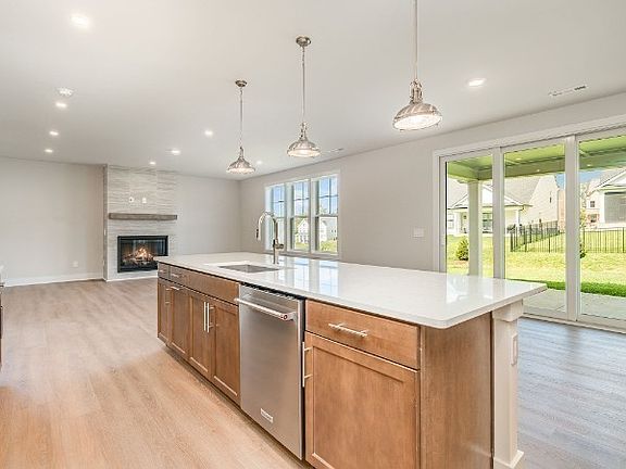 5th image of 2 Tomlinson Pointe