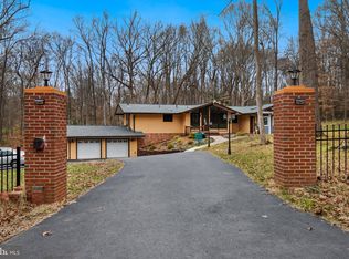 9508 Watts Rd, Great Falls, VA 22066