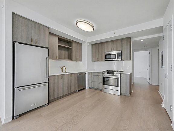 2nd image of 515 W 38th St APT 10F