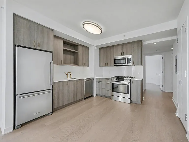 515 W 38th St #H16 — Photo 4